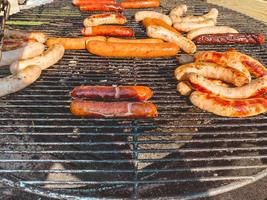 Grillgerichte. Saftige und herzhafte Würstchen auf dem Grill zum Garen von Fleisch und Steaks. appetitliches Fleischgericht. Food Festival im Stadtpark foto