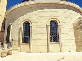 Moschee vor dem Hintergrund eines blauen und hellen Himmels. muslimische religion. Steingebäude mit hohen spitzen Türmchen und hohen geschnitzten Fenstern foto