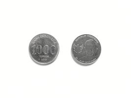 Indonesische Rupiah-Münze im Wert von 1000 Rupiah, herausgegeben im Jahr 2016 mit Bild des indonesischen Nationalhelden. von Vorder- und Rückseite aufgenommen foto