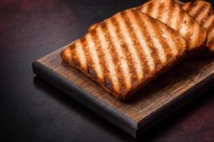 leckere frische knusprige Brotscheiben in Form von gegrilltem Toast foto