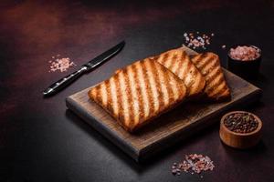 leckere frische knusprige Brotscheiben in Form von gegrilltem Toast foto