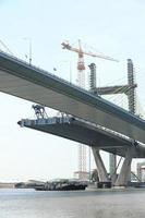 Hängebrücke im Bau. die brücke überquert den chao phraya fluss in bangkok thailand. foto