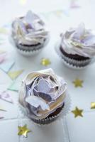 Cupcakes mit Schmetterlingsdekorationen foto