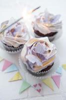 Cupcakes mit Schmetterlingsdekorationen foto
