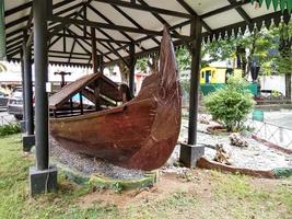 Probolinggo, Indonesien. Nov. 2022 - traditionelles Boot aus Holz mit brauner Farbe in einem Museum foto