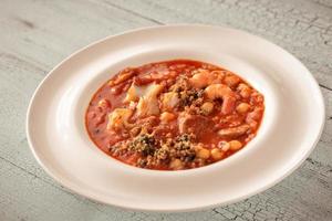 Portion spanische Fisch-Chorizo-Suppe foto