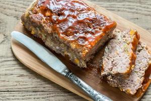 Hackbraten mit Barbecue-Sauce auf dem Holzbrett foto