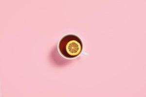 gemütliche Herbstkomposition. Teetasse mit Zitronenscheibe. foto