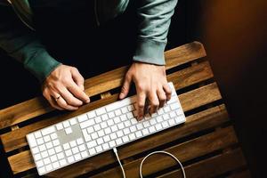 Männerhände auf der Tastatur. foto