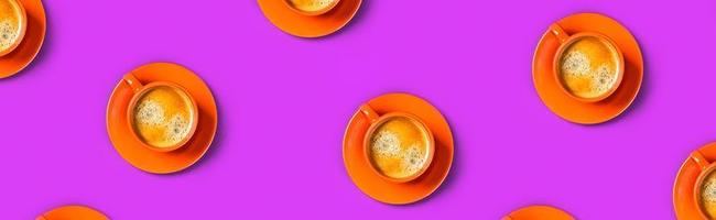 eine tasse kaffee auf lila hintergrund. foto