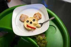 Kindermenü im Restaurant mit origineller Portion foto