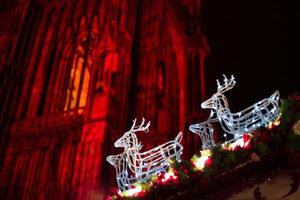 Straßburg, Frankreich - Dezember 2015 - Weihnachtsschmuck vor der Kathedrale von Straßburg foto