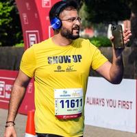 neu delhi, indien - 16. oktober 2022 - vedanta delhi halbmarathonrennen nach covid, bei dem die marathonteilnehmer kurz vor dem überqueren der ziellinie stehen, delhi halbmarathon 2022 foto