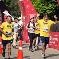 neu delhi, indien - 16. oktober 2022 - vedanta delhi halbmarathonrennen nach covid, bei dem die marathonteilnehmer kurz vor dem überqueren der ziellinie stehen, delhi halbmarathon 2022 foto