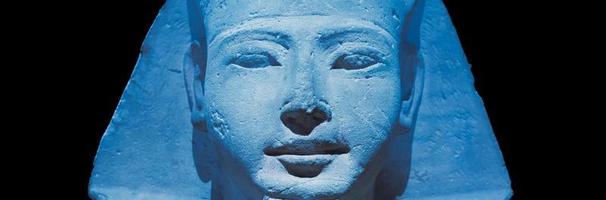 ägyptische Archäologie. Antike Sphinx aus Sandstein, die den Pharao darstellt, Kopierraum. foto