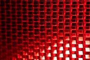 Roter Hintergrund - Detail einer roten Verkehrswarnlampe. die Bremslichtbaugruppe eines modernen Automobils foto