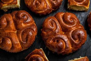 frisches Brot aus dem Ofen. traditionelle Käsepastete aus Rumänien namens Saralie. hausgemachtes Brot aus weißem Weizenmehl. foto