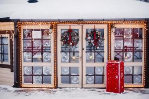Buntglastüren mit Weihnachtskränzen für Weihnachten und Winterferien. selektiver Fokus foto