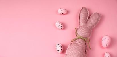 einfarbiges osterbanner mit platz für text. rosa Spielzeughasen vor rosa Hintergrund foto