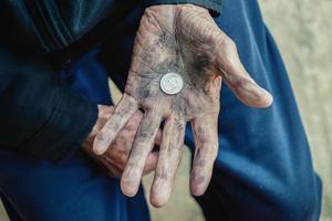 Hand alter Mann, der wegen des Hungers um Geld bettelt Vintage-Ton foto