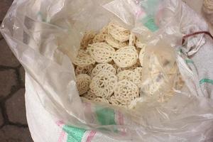 Der traditionelle Crackerverkäufer verpackt die verkauften Cracker. foto