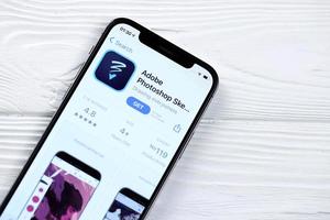 charkow, ukraine - 5. märz 2021 adobe photoshop symbol und anwendung aus dem app store auf dem iphone 12 pro bildschirm auf dem weißen tisch foto