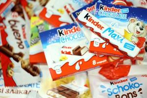 charkow, ukraine - 8. dezember 2020 viele verschiedene produkte der kindermarke made by ferrero spa. kinder ist eine Süßwaren-Markenlinie des italienischen Herstellers Ferrero foto