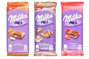 charkow, ukraine - 8. dezember 2020 lila milka schokoriegel auf weiß. Milka ist eine Schweizer Marke für Schokoladenkonfekt, die international von der Firma mondelez international hergestellt wird foto