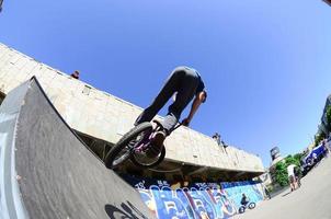 Charkiw, Ukraine - 27. Mai 2018 Freestyle-BMX-Fahrer in einem Skatepark während des jährlichen Festivals der Straßenkulturen foto