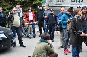 Charkow, Ukraine - 17. Mai 2017 Diskussionen zwischen der Organisation von Nazis und Patrioten gegen Aktivisten der ersten LGBT-Aktion in Charkow foto