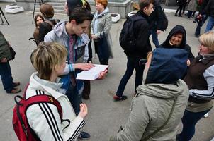 Charkow, Ukraine - 17. Mai 2017 Diskussionen zwischen der Organisation von Nazis und Patrioten gegen Aktivisten der ersten LGBT-Aktion in Charkow foto