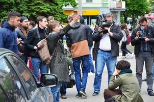 Charkow, Ukraine - 17. Mai 2017 Diskussionen zwischen der Organisation von Nazis und Patrioten gegen Aktivisten der ersten LGBT-Aktion in Charkow foto