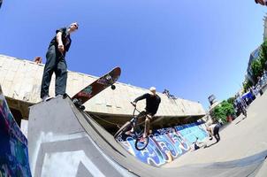 charkiw, ukraine - 27. mai 2018 skate-wettbewerb im outdoor-skatepark während des jährlichen festivals der straßenkulturen foto