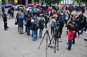 Charkow, Ukraine - 17. Mai 2017 Diskussionen zwischen der Organisation von Nazis und Patrioten gegen Aktivisten der ersten LGBT-Aktion in Charkow foto