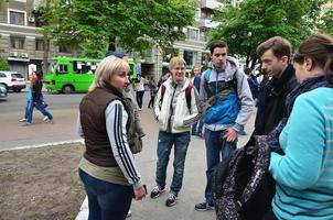 Charkow, Ukraine - 17. Mai 2017 Diskussionen zwischen der Organisation von Nazis und Patrioten gegen Aktivisten der ersten LGBT-Aktion in Charkow foto