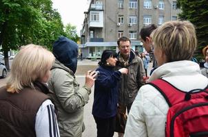 Charkow, Ukraine - 17. Mai 2017 Diskussionen zwischen der Organisation von Nazis und Patrioten gegen Aktivisten der ersten LGBT-Aktion in Charkow foto