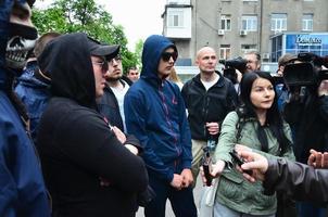 Charkow, Ukraine - 17. Mai 2017 Diskussionen zwischen der Organisation von Nazis und Patrioten gegen Aktivisten der ersten LGBT-Aktion in Charkow foto