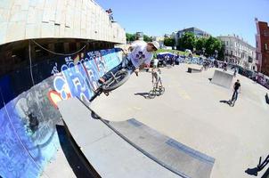 Charkiw, Ukraine - 27. Mai 2018 Freestyle-BMX-Fahrer in einem Skatepark während des jährlichen Festivals der Straßenkulturen foto