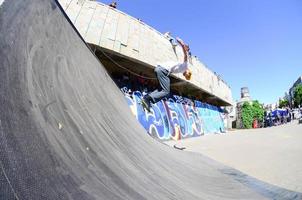 charkiw, ukraine - 27. mai 2018 skate-wettbewerb im outdoor-skatepark während des jährlichen festivals der straßenkulturen foto