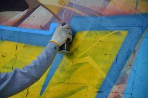 Charkow, Ukraine - 27. Mai 2017 Festival der Straßenkunst. junge kerle malen graffiti auf alte betonwände im zentrum der stadt. der Vorgang des Bemalens von Wänden mit Aerosol-Sprühdosen foto