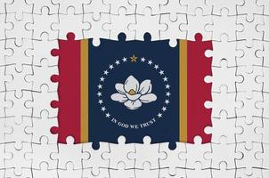 Mississippi neue US-Staatsflagge im Rahmen aus weißen Puzzleteilen mit fehlendem Mittelteil foto