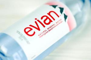 charkow, ukraine - 2. juli 2021 flasche evian natürliches mineralwasser. evian abfüllfabrik in amphion, frankreich foto