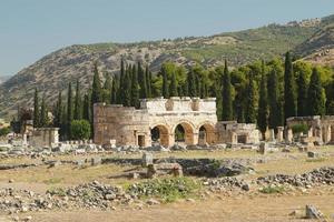 frontinustor in der antiken stadt hierapolis in pamukkale, denizli, turkiye foto