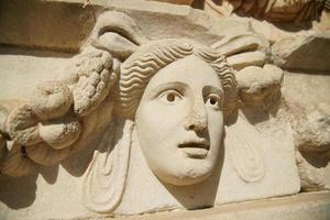Altes Maskenrelief in der antiken Stadt Aphrodisias in Aydin, Türkei foto