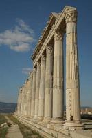 säulen in laodicea auf der antiken stadt lycus in denizli, turkiye foto