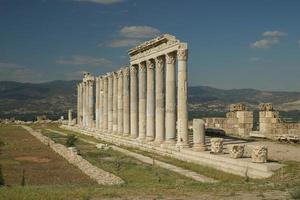 säulen in laodicea auf der antiken stadt lycus in denizli, turkiye foto