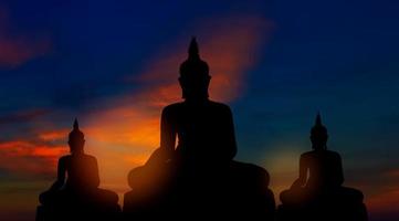 Silhouette von Buddhas auf goldenem Sonnenuntergang Hintergrund Buddhismus-Glauben foto