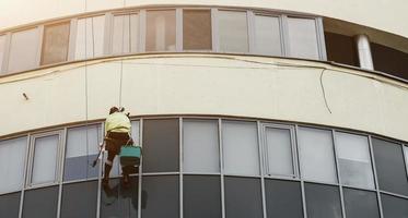 Fensterputzer reinigen Gebäudefassade. foto