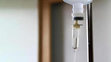 Schließen Sie die intravenöse Flüssigkeitsinfusion während einer fortgeschrittenen Operation im Operationssaal des Krankenhauses. Kochsalzlösungspumpe tropft zu Blutverlustpatienten mit Kopierraum. Medizin oder Medizin, gesund reparieren und heilen