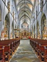 innerhalb einer katholischen Kirche foto